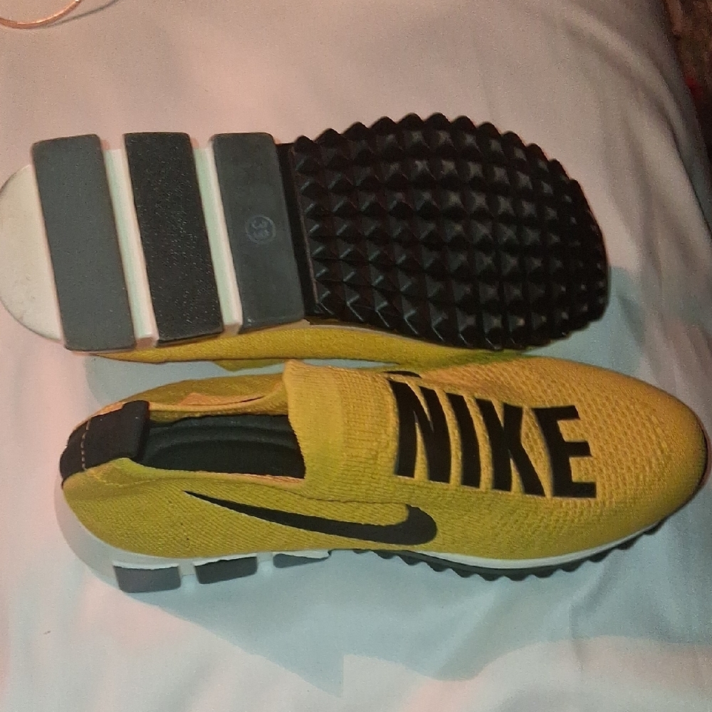 Nike Womens Yellow and Black Slip-On Sneakers a NWOT - Picture 3 of 10